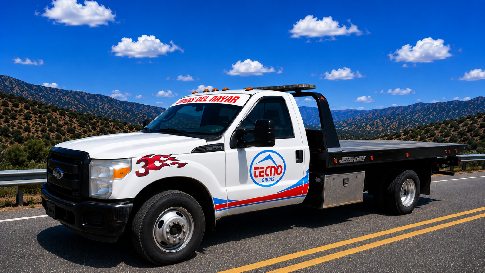 Grúa de plataforma Tecnogrúas Ford en carretera